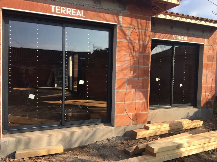 menuisiers-girondins-pose-bouscat Les Menuisiers Girondins étaient au Bouscat pour la pose de menuiseries aluminium Technal sur une maison neuve.