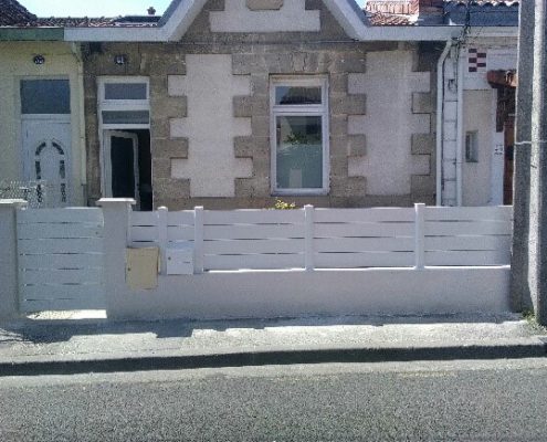 Les Menuisiers Girondins : Avant-après d’une pose de clôture en rénovation après passage du maçon sur la commune de Mérignac - 2