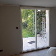 Les Menuisiers Girondins : Chantier de rénovation avec pose de fenêtres, porte-fenêtre et porte d'entrée sur la commune de Mérignac