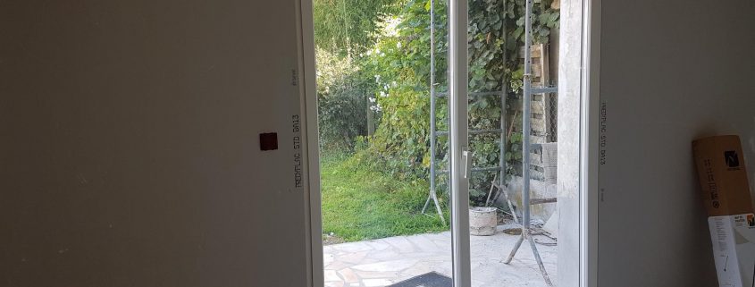 Les Menuisiers Girondins : Chantier de rénovation avec pose de fenêtres, porte-fenêtre et porte d'entrée sur la commune de Mérignac