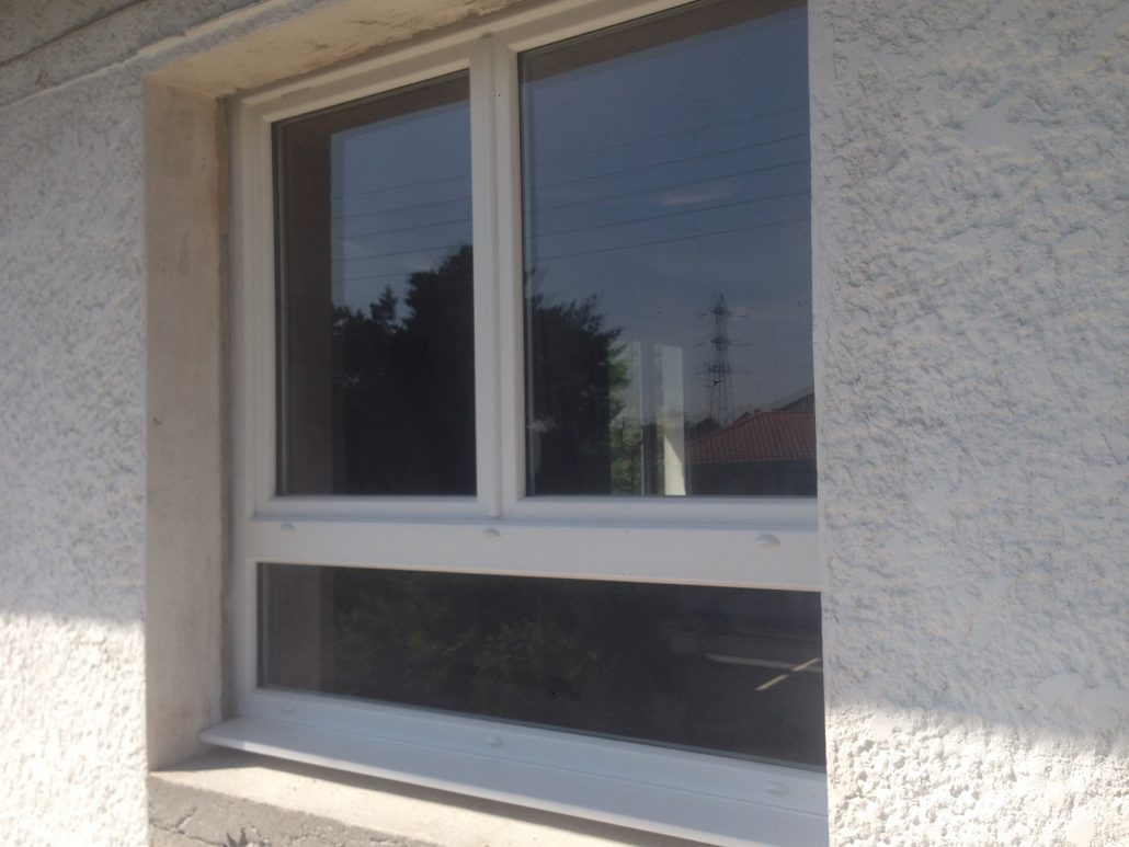 Les Menuisiers Girondins : Chantier de rénovation avec pose de différents types fenêtres, baie vitrée et porte d'entrée, en PVC et aluminium - 12