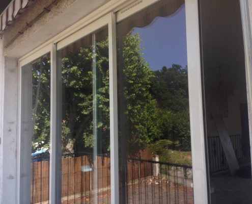 Les Menuisiers Girondins : Chantier de rénovation avec pose de différents types fenêtres, baie vitrée et porte d'entrée, en PVC et aluminium