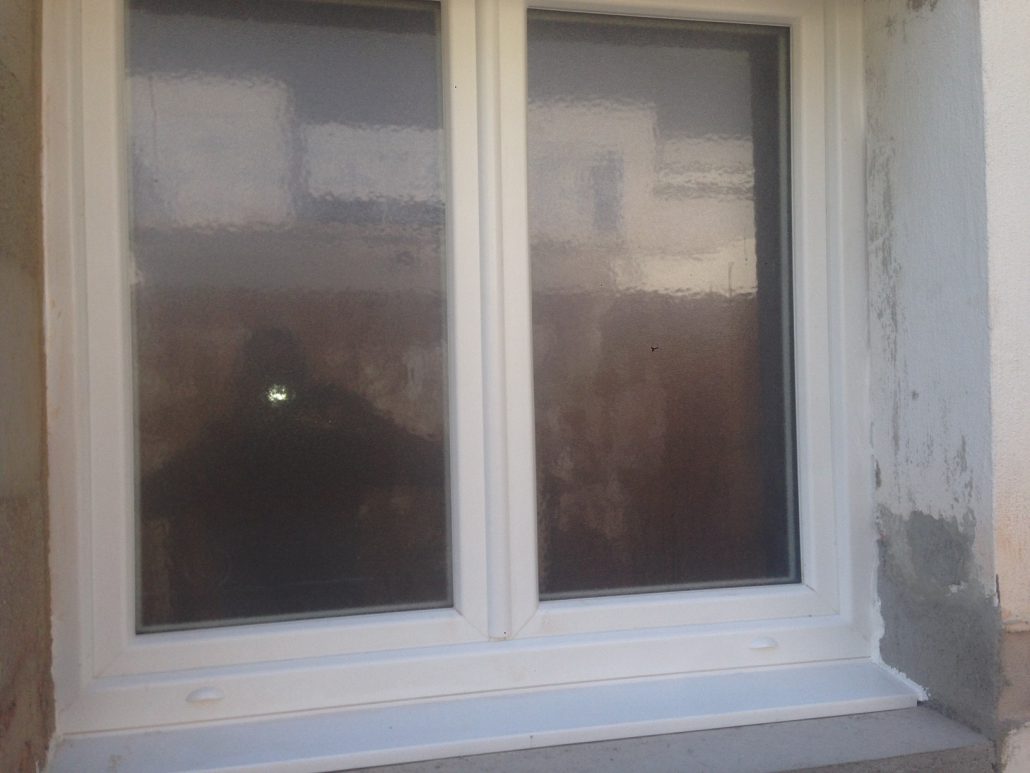 Les Menuisiers Girondins : Chantier de rénovation avec pose de différents types fenêtres, baie vitrée et porte d'entrée, en PVC et aluminium - 9