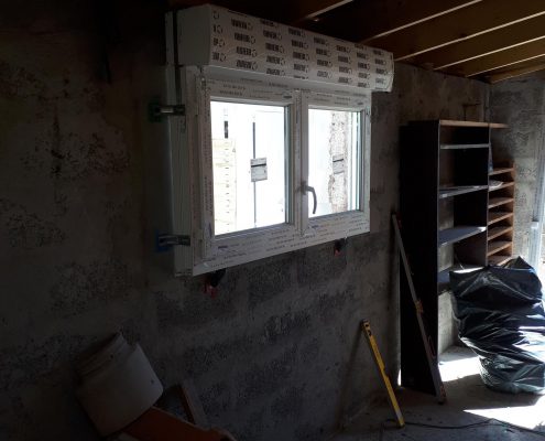 Les Menuisiers Girondins - chantier à Talence : Rénovation d'un garage avec pose de porte-fenêtre et fenêtre haute.